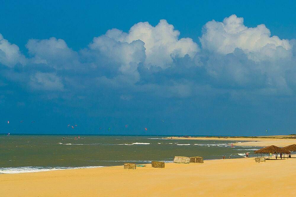 Dia ensolarado visto da areia da praia de São Miguel do Gostoso